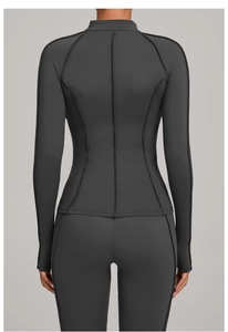 Détail du dos de la veste de yoga grise avec coutures profilées et col montant