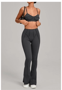 Détails de l'ensemble de yoga gris foncé avec brassière en V et legging évasé
