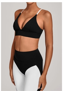Detail von Yoga-BH mit Kontrastfarben und High-Waist-Leggings an einem Modell