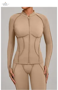 Détail de la veste de yoga marron boue avec coutures style corset et col montant