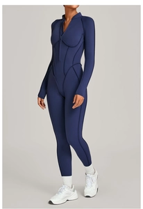 Vue détaillée de la combinaison de fitness bleu marine avec col zippé et coutures