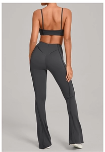 Détail de couture en V sur le pantalon de yoga évasé pour un effet galbant et sculptant