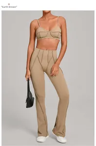 Détail de l'ensemble de yoga marron boue avec brassière à fines brides et pantalon évasé