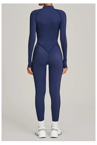 Vue détaillée de la couture en V au dos du body de yoga bleu marine à manches longues