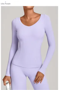 Détail du haut de sport lilas à col en V en tissu extensible à séchage rapide et coutures lisses