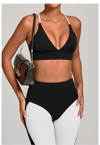 Detail der High-Waist-Yoga-Leggings mit modischem schwarz-weißem Kontrast-Panel-Design