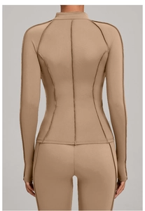 Détails de la veste de yoga beige ajustée avec col montant et coutures extérieures