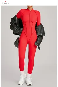 Détail du body rouge avec fermeture éclair, coutures de soutien et tissu élastique