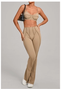 Détail de l'ensemble de yoga pour femme avec haut à col en V et pantalon évasé à coutures