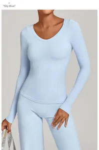 Détail de l'ensemble de yoga ajusté bleu ciel avec tissu athlétique très élastique