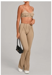 Détail de l'ensemble de yoga kaki avec brassière ajustée et pantalon évasé à coutures