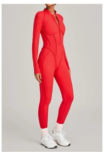 Détail du body rouge à manches longues avec coutures style corset et col montant zippé