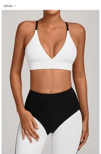 Detail eines weißen Sport-BHs mit verstellbaren Trägern und High-Waist-Fitness-Leggings