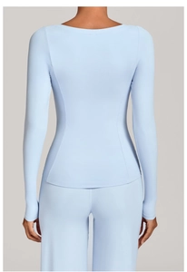 Vue détaillée du haut de yoga bleu clair avec coutures slim au dos et tissu stretch