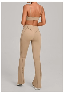Vue arrière de l'ensemble de yoga kaki avec couture fessière en V et bas fendu