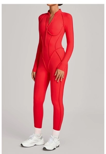 Vue détaillée de la combinaison de sport rouge avec coutures contrastées et demi-zip