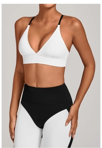 Nahaufnahme der High-Waist-Yogahose mit Colorblock-Nähten und elastischem Stützgewebe