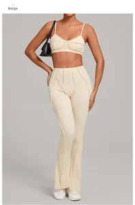 Détail de l'ensemble de yoga beige montrant les coutures verticales sur le pantalon évasé