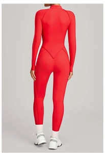 Vue détaillée du dos d'un body de sport rouge à manches longues avec coutures en V