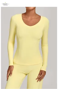 Détail d'une veste de yoga jaune durian extensible avec coutures athlétiques et coupe slim