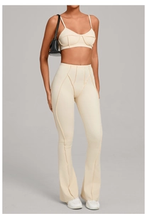 Vue détaillée de l'ensemble de yoga beige avec coutures et pantalon évasé