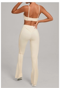 Vue macro d'un pantalon de yoga à taille haute avec couture en V à l'arrière