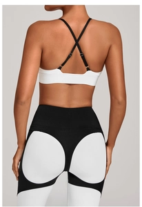 Rückansicht von Sport-BH mit verstellbaren Trägern und farblich abgesetzten Yoga-Leggings