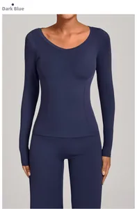 Gros plan sur le haut de yoga indigo avec tissu élastique et coutures de précision