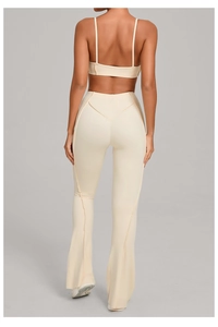 Vue arrière d'un ensemble de yoga avec brassière et pantalon évasé beige crème