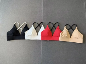 Flachbild von vier nahtlosen Sport-BHs in Schwarz, Weiß, Rot und Nude mit V-Ausschnitt