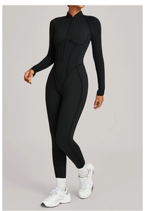 Détail de la combinaison de sport noire à manches longues avec fermeture éclair