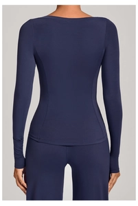 Détail du dos et coutures de compression sur ce haut de yoga bleu marine à manches longues