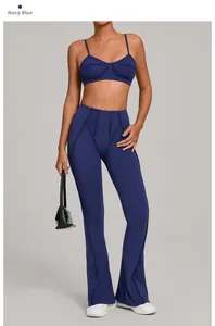 Détail de l'ensemble de yoga bleu marine avec coutures sur brassière et legging évasé