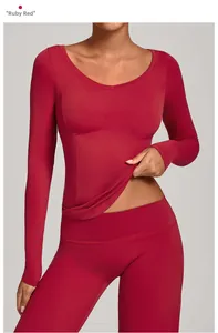 Détail du haut de yoga rouge rubis à manches longues en tissu élastique respirant