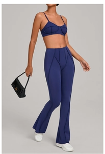 Détail de l'ensemble de yoga bleu foncé avec pantalon évasé et soutien-gorge de sport