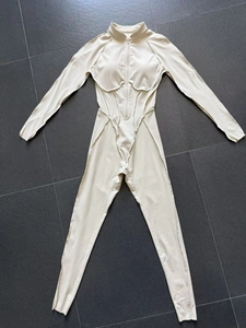 Combinaison de yoga beige à manches longues avec demi-zip et coutures de style corset à plat