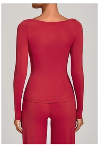 Détail de la veste de yoga rouge ajustée avec coutures premium et tissu haute élasticité