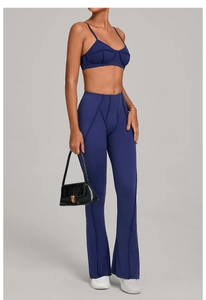 Détail de l'ensemble de yoga bleu avec coutures verticales sur le haut et le pantalon évasé