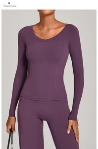 Détail du haut de yoga violet à manches longues et du legging taille haute assorti