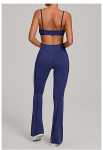 Détail du pantalon de yoga taille haute avec couture en V pour un effet galbant