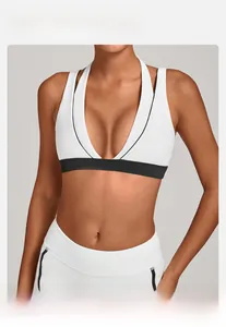 Détail des coutures contrastées sur le soutien-gorge de sport dos nu et le legging