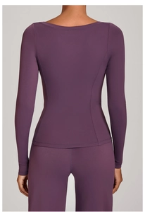 Détail du haut de sport violet foncé avec une encolure large et des coutures au dos