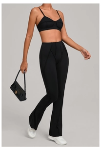 Détail du pantalon de yoga noir évasé avec coutures décoratives et taille haute élastique
