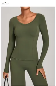 Gros plan du haut de yoga vert olive montrant la texture du tissu élastique respirant