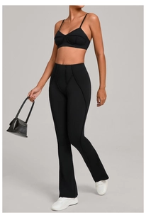 Détail du pantalon de yoga évasé à taille haute avec coutures de contour et soutien-gorge