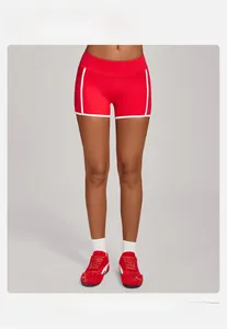 Vue détaillée du short de yoga rouge à taille haute avec rayures blanches latérales