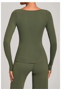 Vue arrière du haut de yoga à manches longues vert olive et du pantalon taille haute