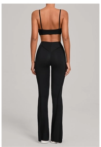 Vue arrière d'un ensemble de yoga noir avec pantalon évasé à taille en V et brassière
