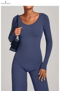 Détail de l'ensemble de yoga bleu granit avec haut à manches longues et legging taille haute
