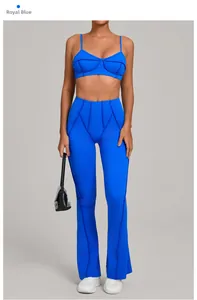 Détail de l'ensemble de yoga bleu roi avec coutures contrastées sur le haut et le pantalon